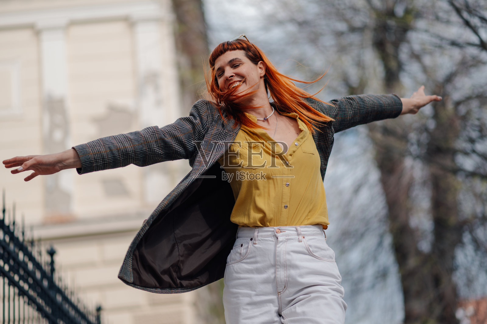 年轻时尚女性在城市中拥抱自由照片摄影图片
