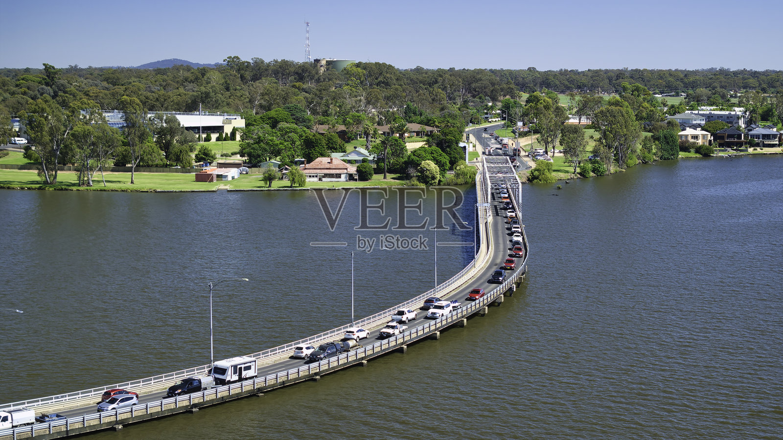 一长队汽车缓慢驶过从穆尔瓦拉到亚拉旺加的桥。照片摄影图片