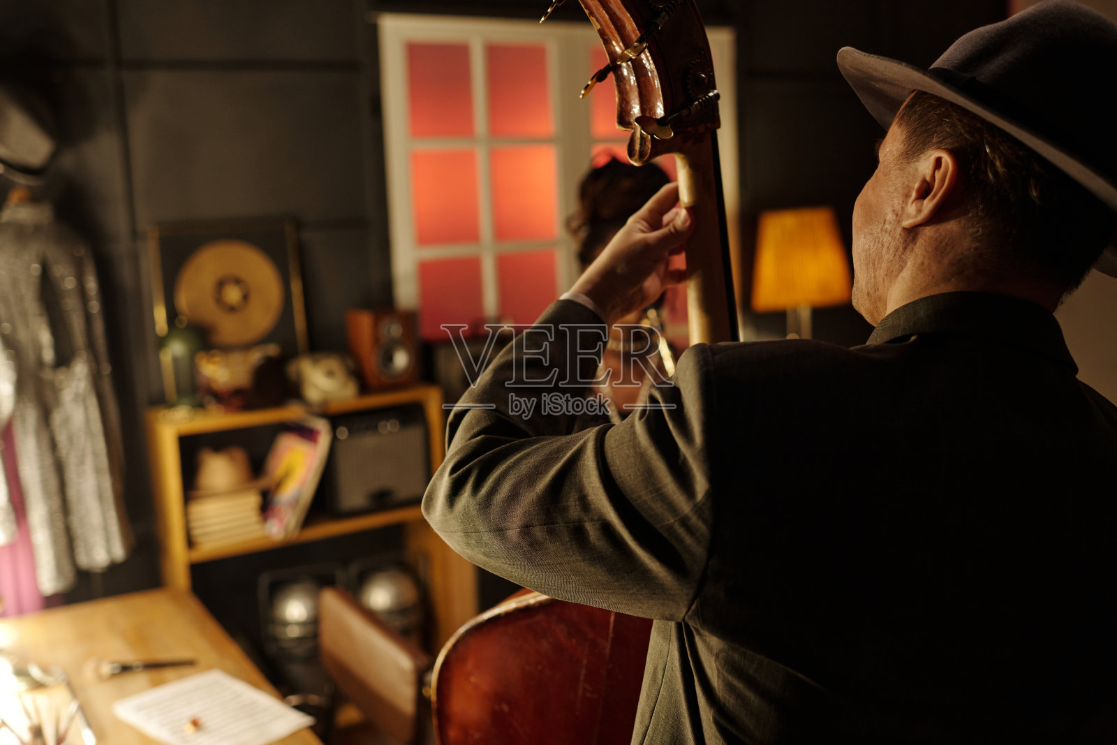 中年白人男性在爵士乐队演出中演奏低音提琴照片摄影图片