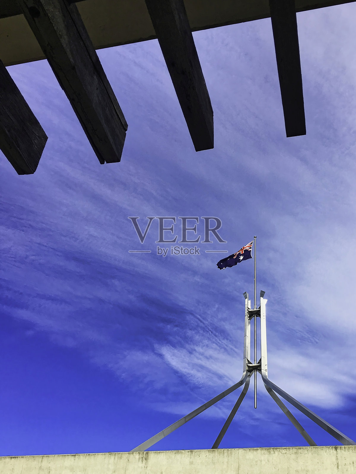 国会大厦的旗杆矗立在湛蓝的天空下照片摄影图片