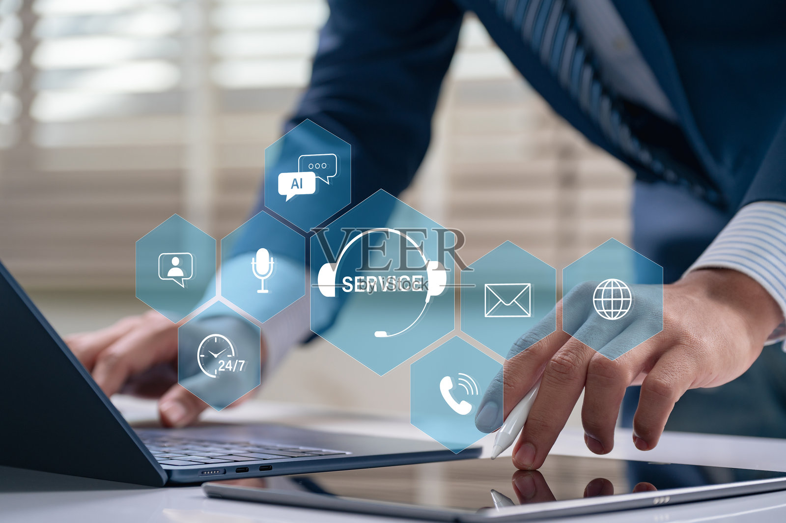 人工智能客户服务系统概念。商人访问数字助手，提供电子邮件、语音、聊天和24/7联系选项，以实现自动实时支持和全球沟通界面。照片摄影图片