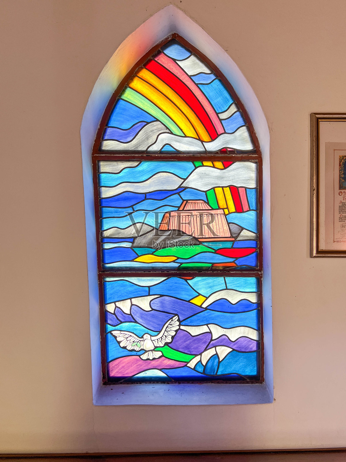 波兰米斯利博日的神圣慈悲圣所教堂内部。教堂后方的彩色玻璃窗。照片摄影图片