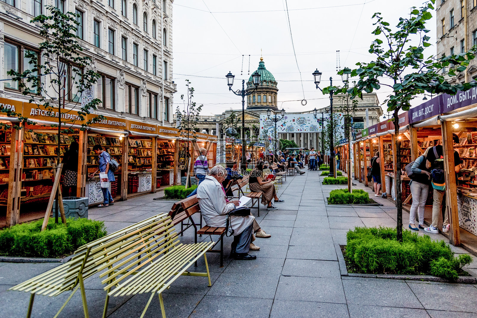 人们在步行街上散步照片摄影图片