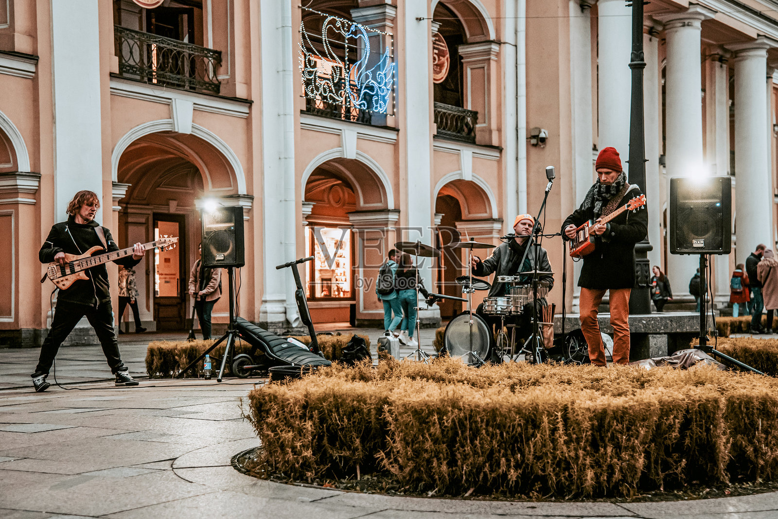 街头乐队在户外演奏照片摄影图片