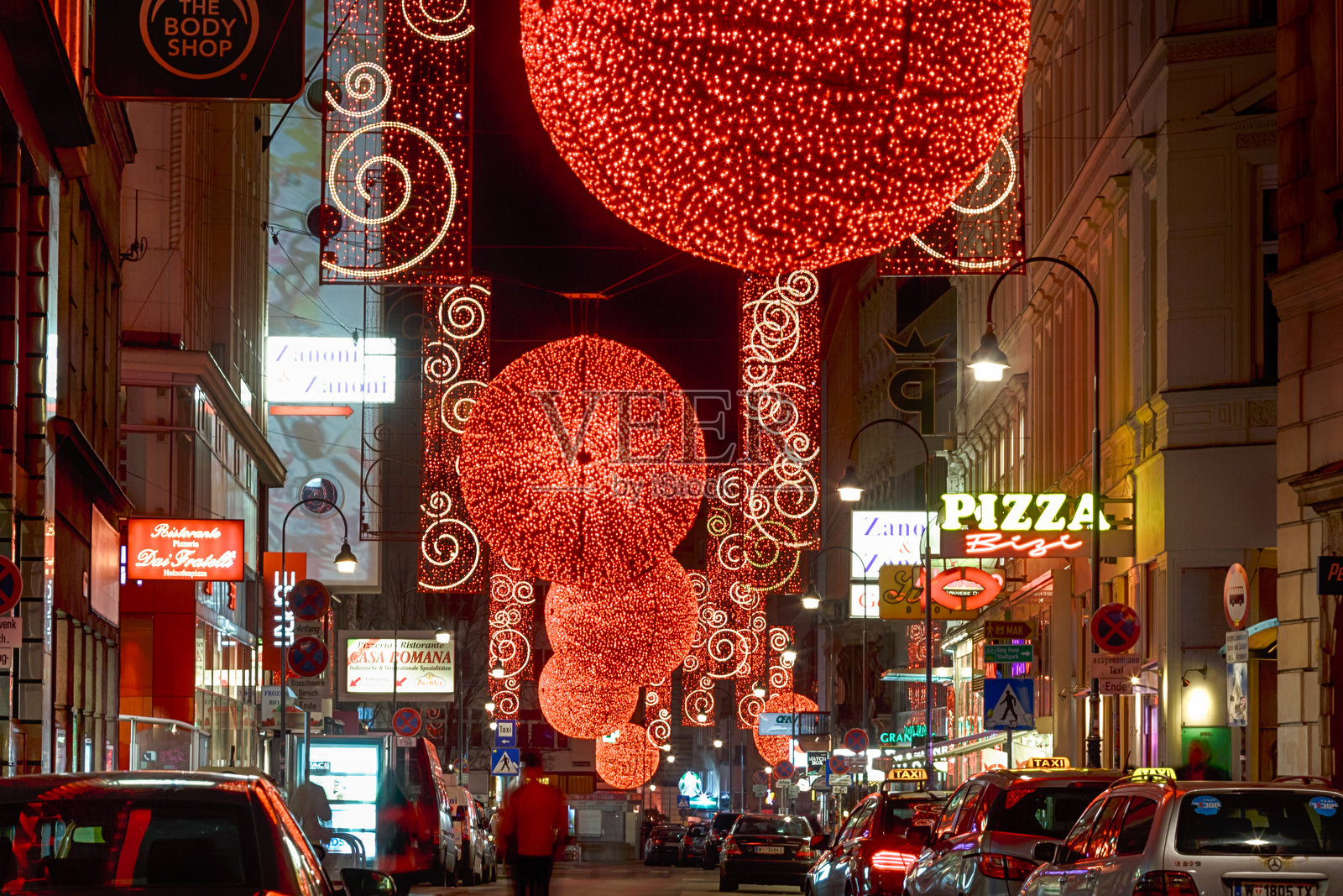 街道上的圣诞红灯球照片摄影图片