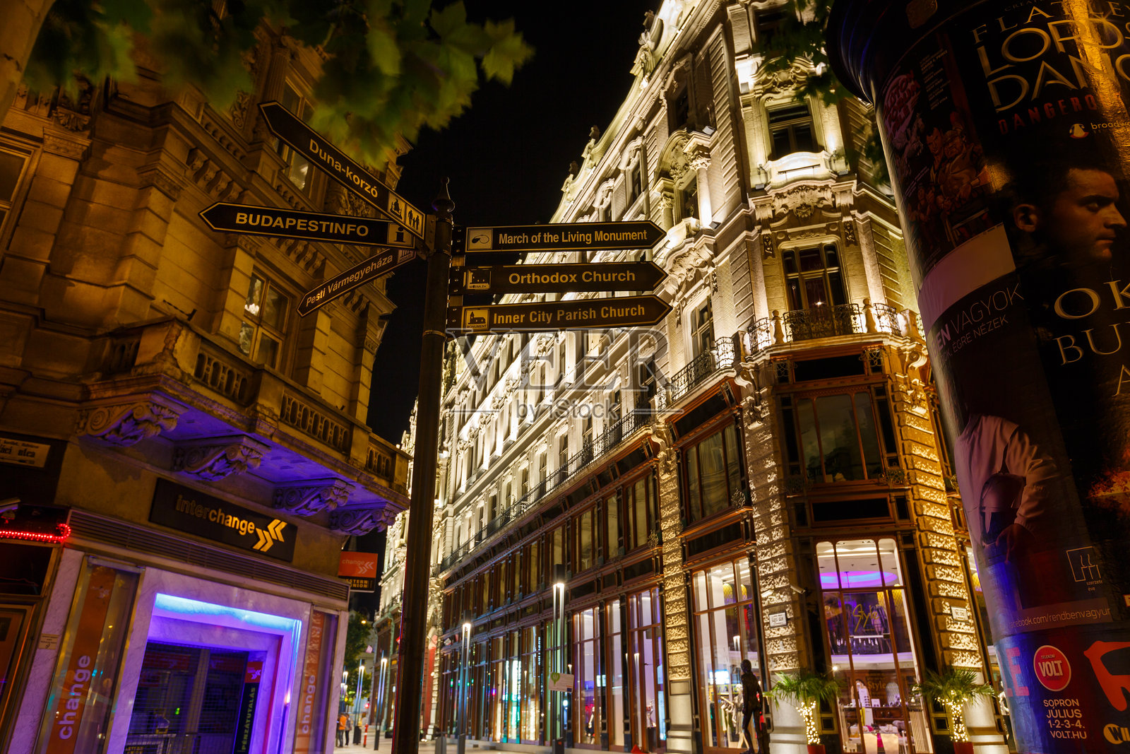 布达佩斯的夜晚街道照片摄影图片