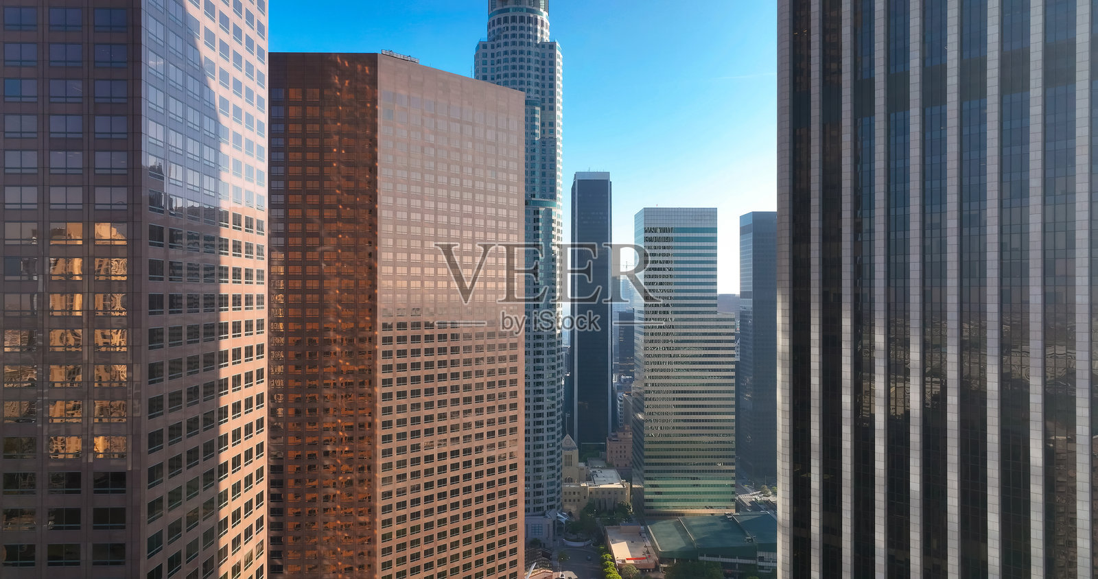 洛杉矶城市。洛杉矶市中心鸟瞰图。洛杉矶天际线。洛杉矶风景。从高处俯瞰洛杉矶。洛杉矶市中心的摩天大楼。洛杉矶天际线的全景。加利福尼亚的美国城市。照片摄影图片