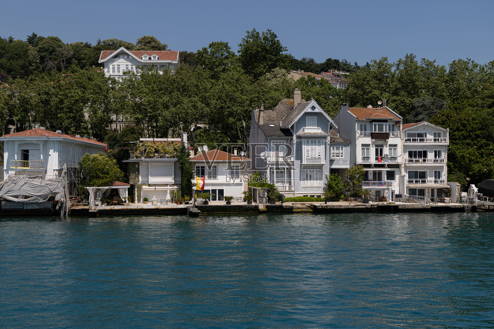 博斯普鲁斯海峡沿岸的历史建筑,位于伊斯廷耶和大德雷之间照片摄影图片