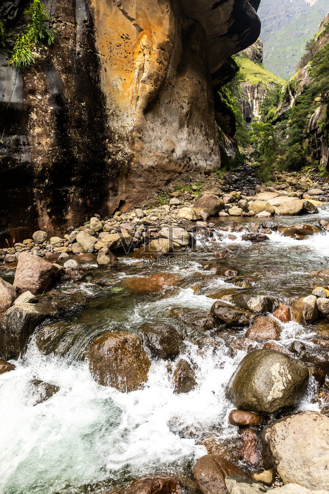 图格拉河流经南非德拉肯斯堡山脉狭窄的岩石峡谷。照片摄影图片
