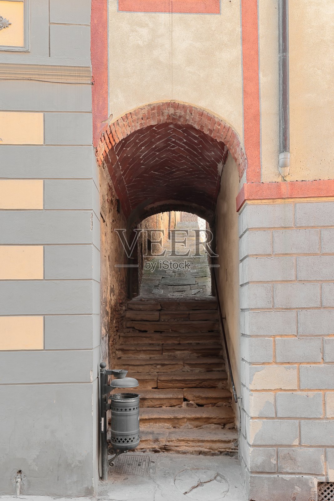 从Via di Voltaia nel Corso到Via del Poggiolo的Vicolo della Concordia小巷，穿过房屋之间的台阶。蒙特普尔恰诺-托斯卡纳-意大利-035照片摄影图片