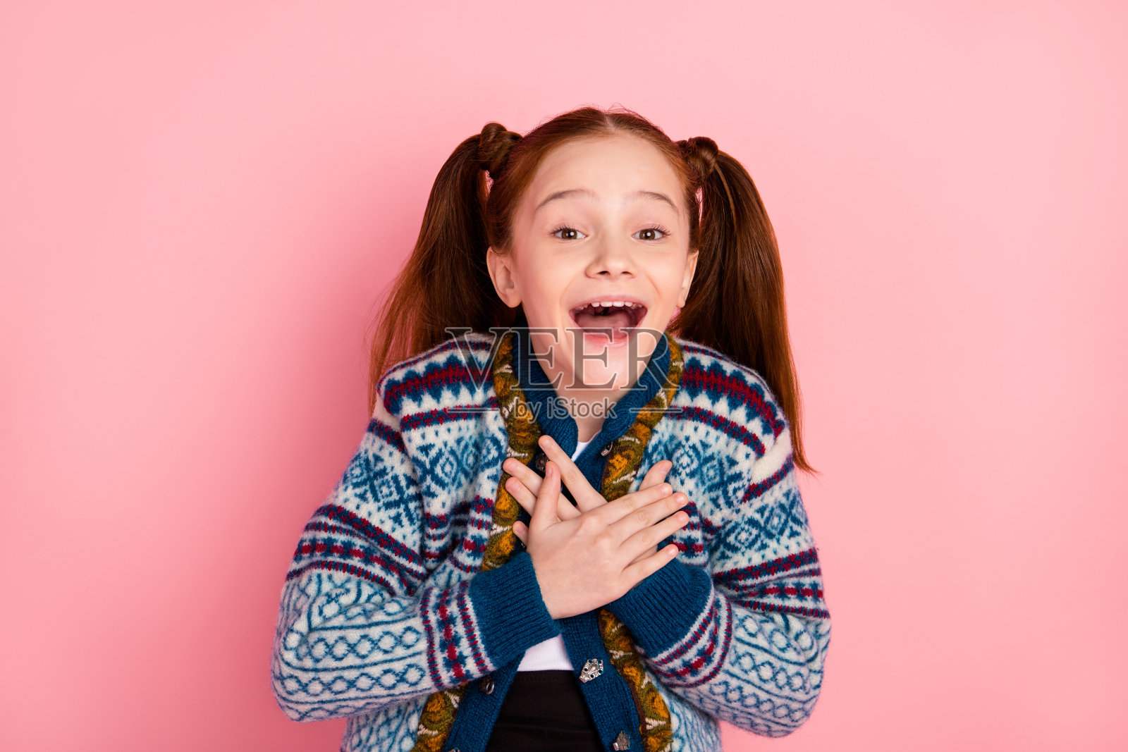 迷人的快乐女孩在粉色背景下因搞笑笑话而大笑照片摄影图片