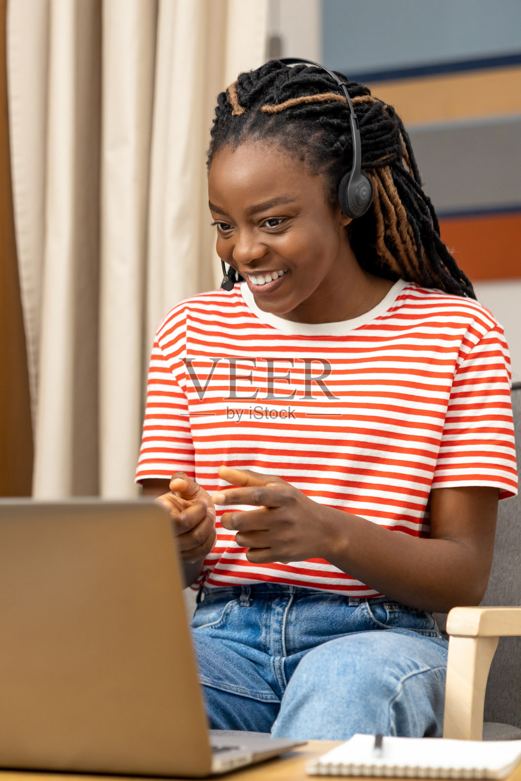 开心的年轻女性在网上聊天，显得快乐而兴奋照片摄影图片