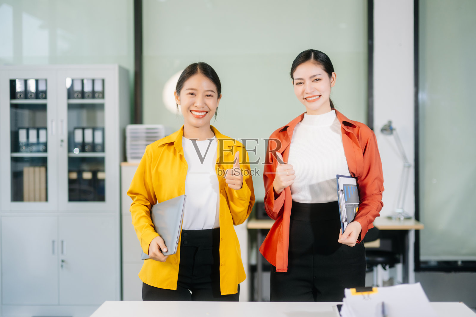 年轻的亚洲商业团队，创意商业人士，团队合作庆祝成就照片摄影图片