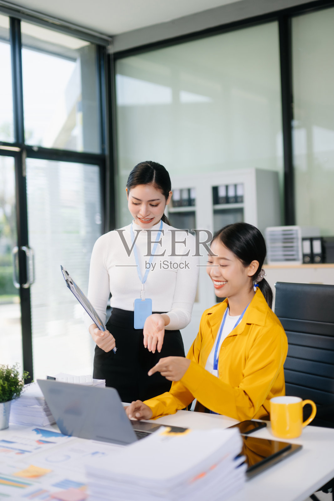 成功的商业人士在办公室合作的肖像。商业团队合作初创概念照片摄影图片