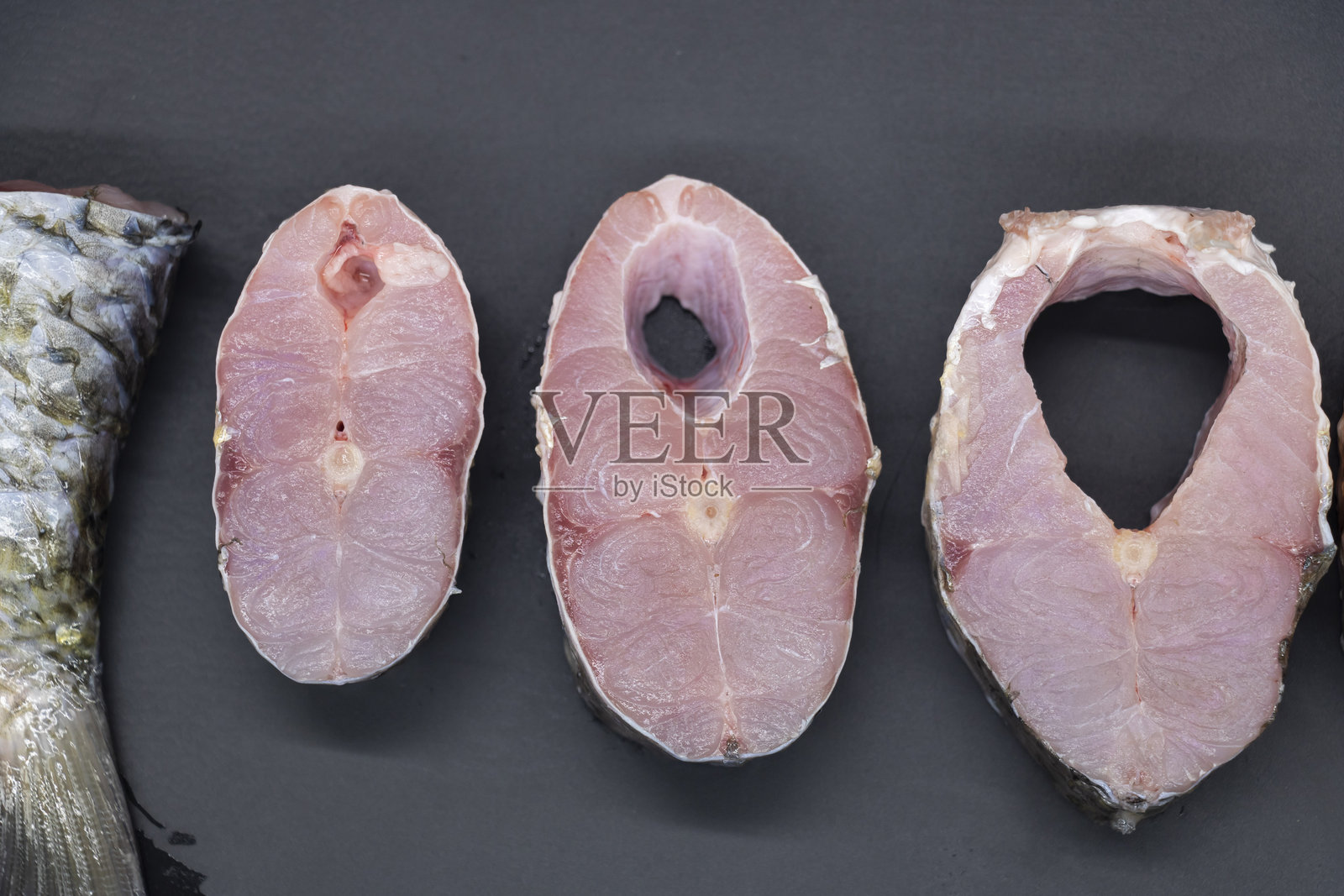 切片生鱼，背景为白色，罗胡鱼或瑞鱼。照片摄影图片