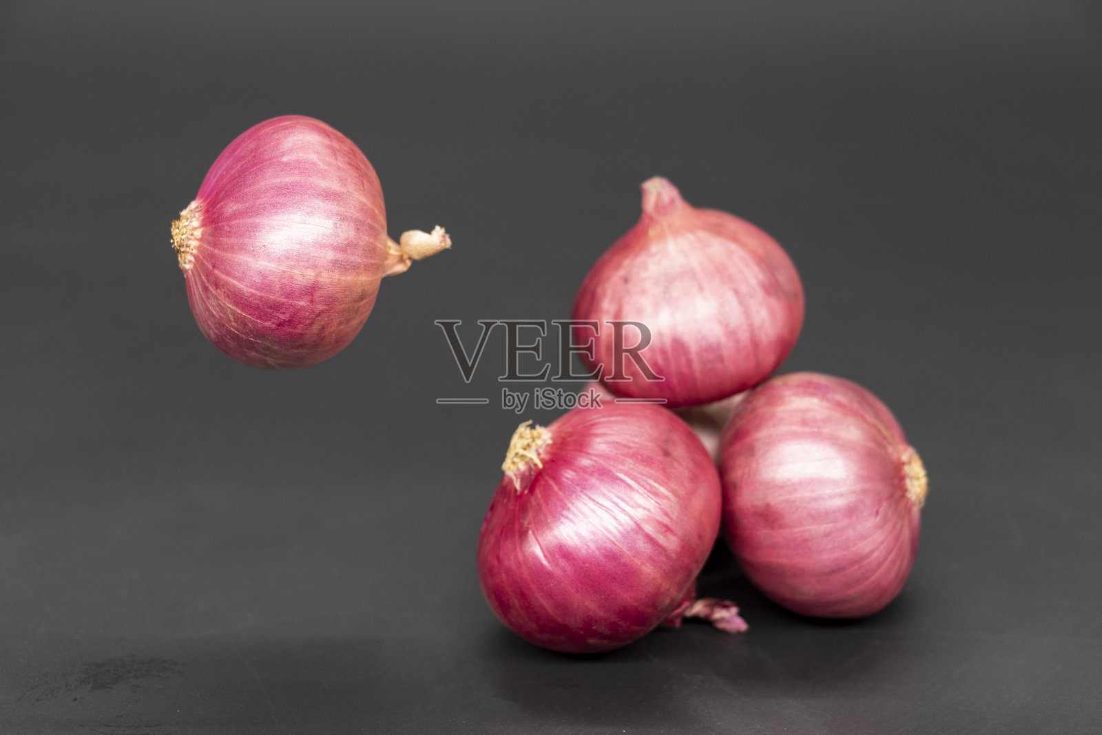 洋葱，孤立在黑色背景上照片摄影图片