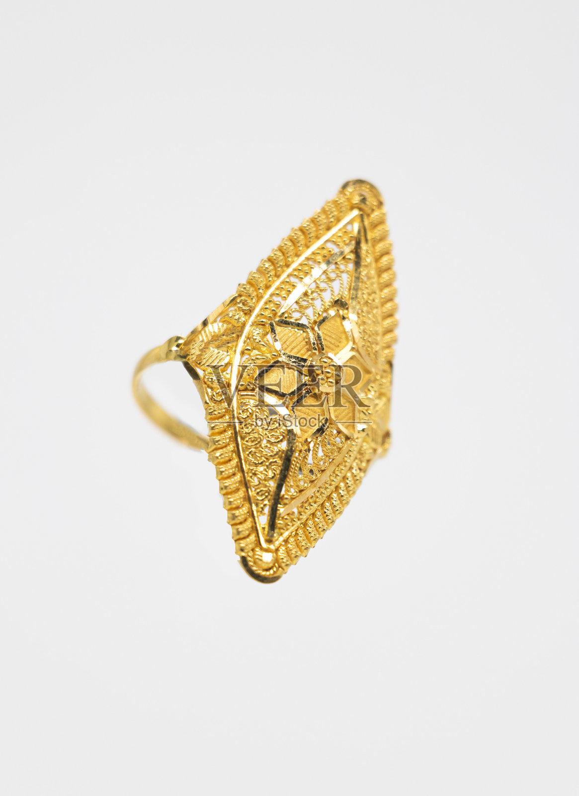 白色背景上的金色婚戒。照片摄影图片