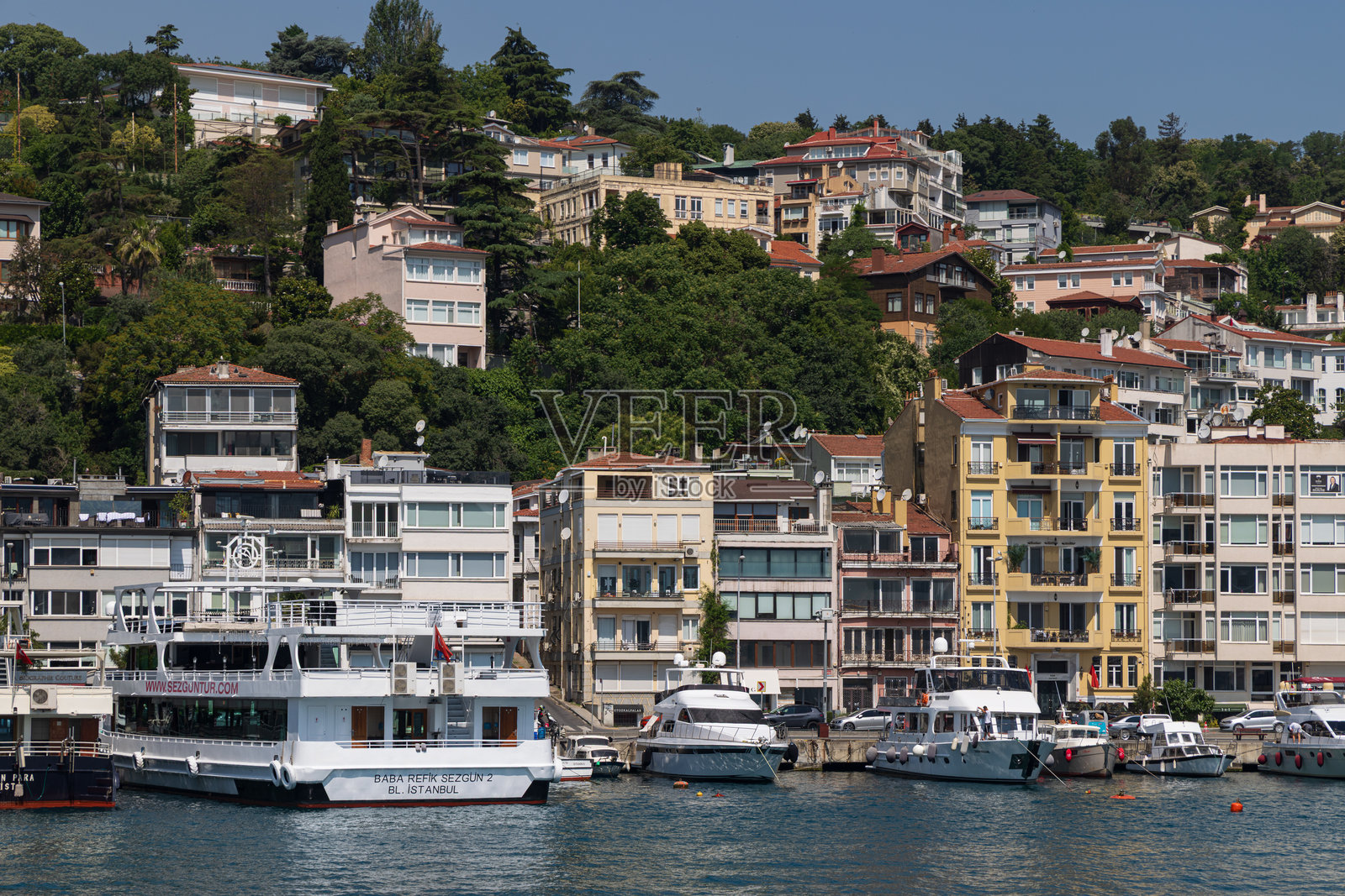 伊斯坦布尔阿尔纳武特科伊海岸停靠的船只照片摄影图片