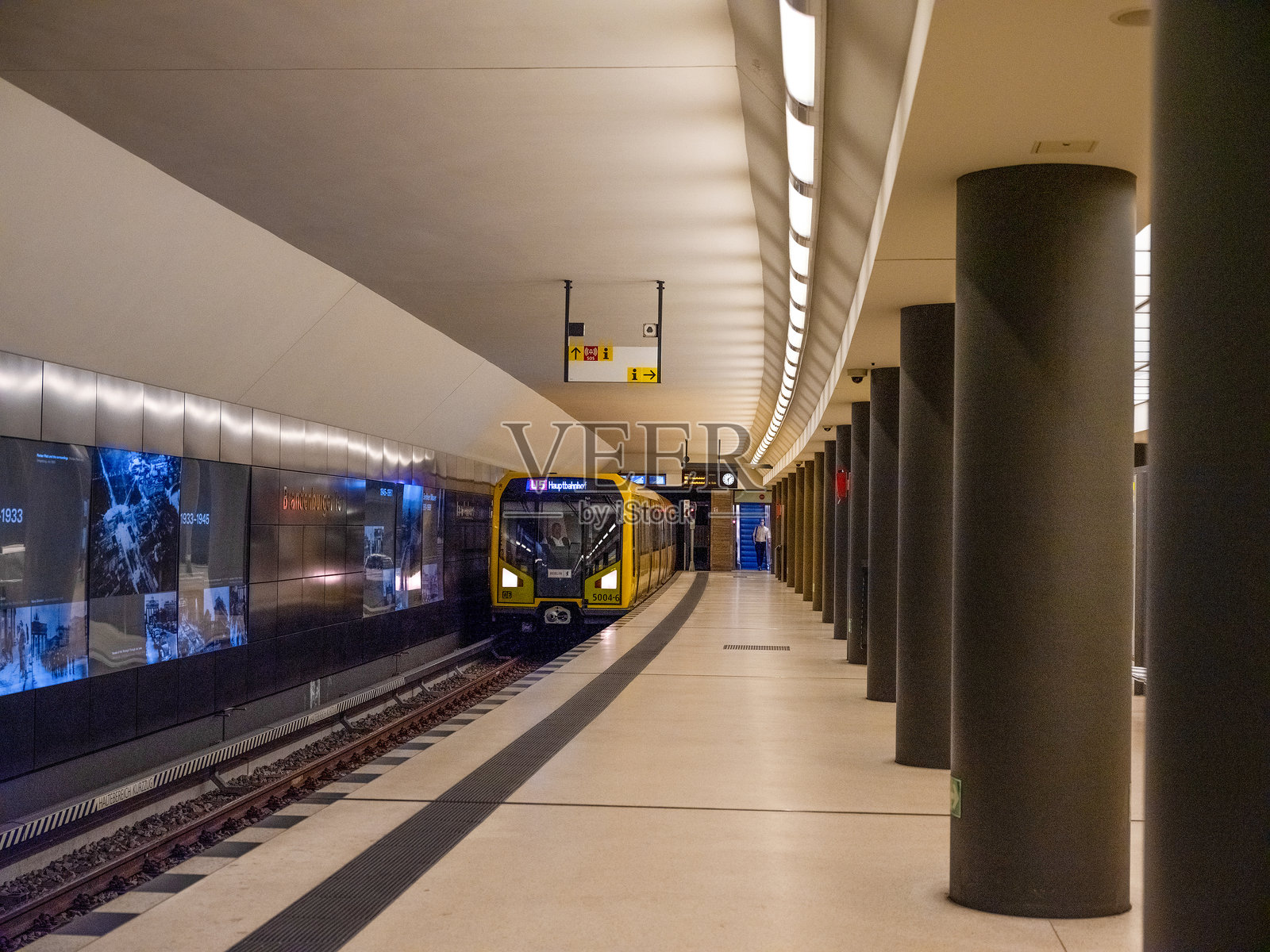 德国柏林火车站的地下列车U-Bahn照片摄影图片