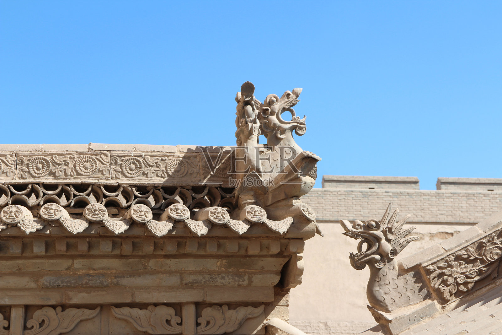 嘉峪关内美丽的屋顶和檐口，雕刻着龙头雕塑照片摄影图片