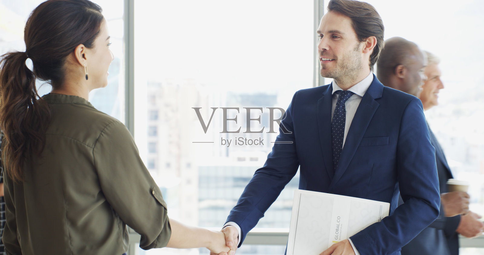 商业人士的合作、欢迎和握手，伴随活动提案。男士和女士握手，进行员工介绍，适用于企业研讨会、办公室或工作坊。照片摄影图片