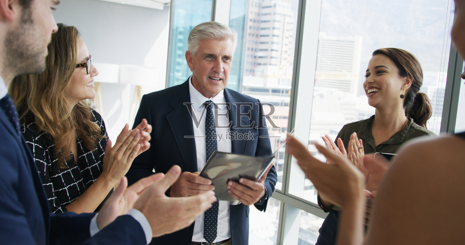 商务人士、文件和一群人在会议上鼓掌，赢得成功的办公室。人们、首席执行官和团队面带微笑祝贺，庆祝在机构中实现目标和利润的成就。照片摄影图片