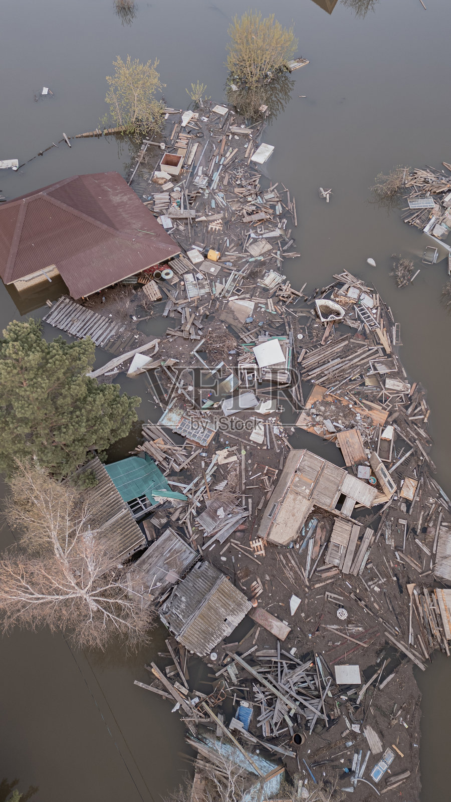 全球变暖，地球上的洪水。末日，灾难。风暴与毁灭。自然灾害，气候变化，自然的暴动。人类生活的残骸漂浮在污水中。结束照片摄影图片