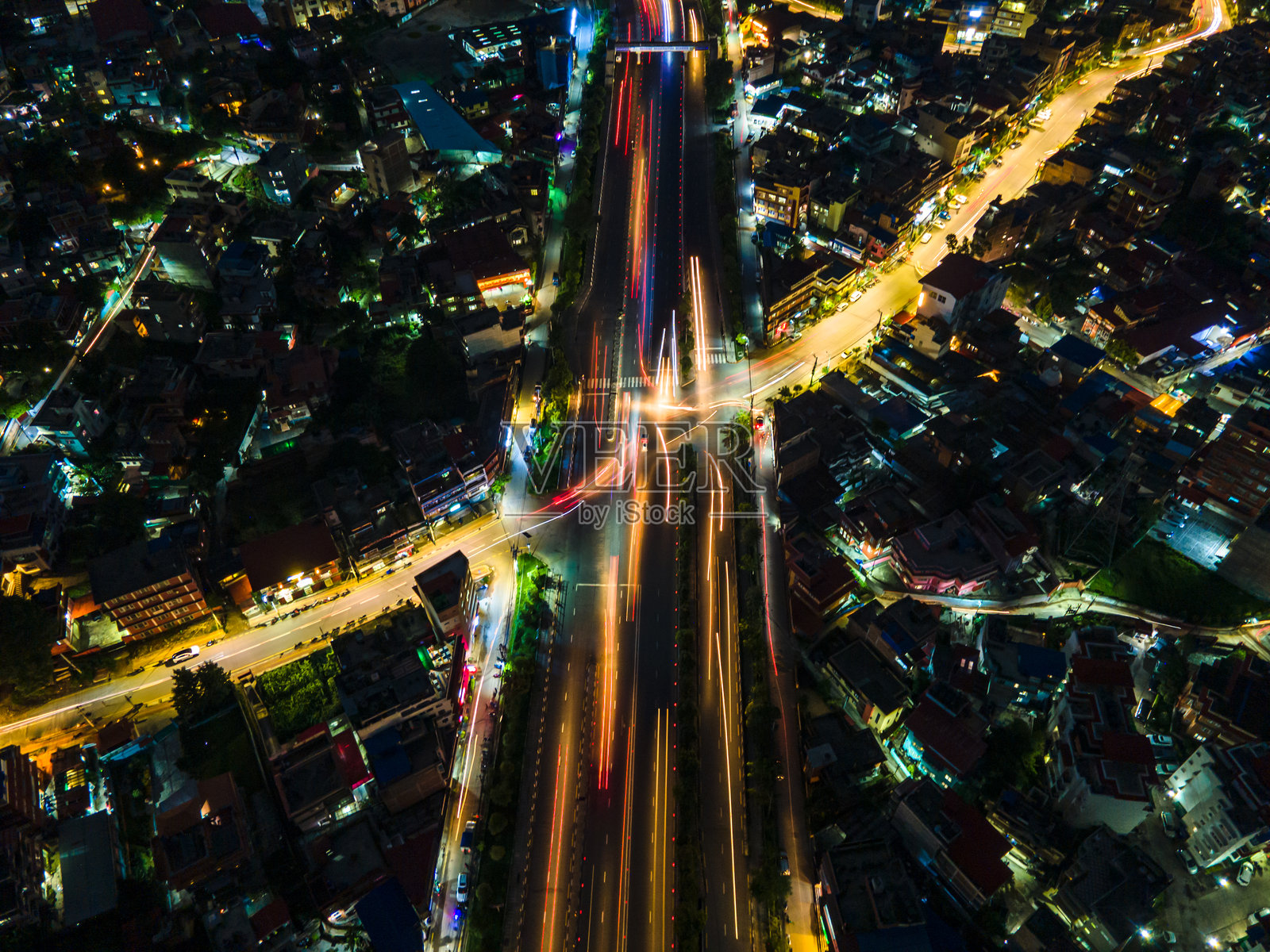 夜间环城高速公路的鸟瞰图照片摄影图片