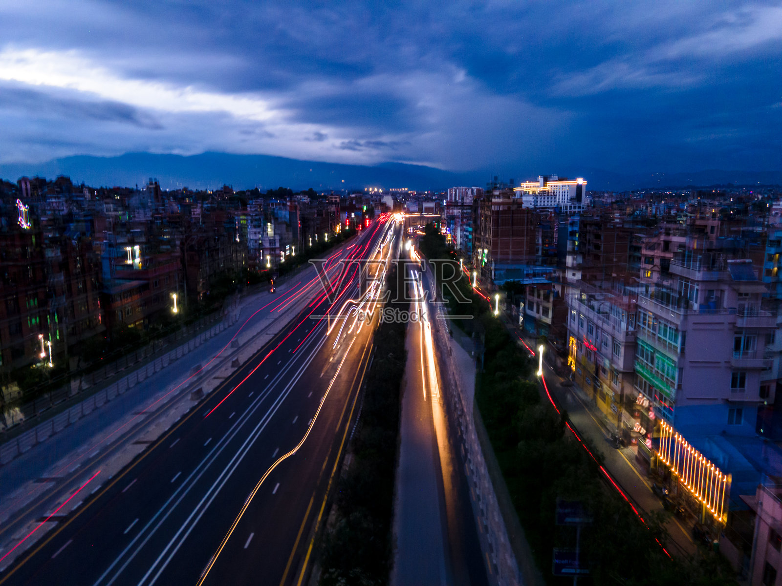 夜间环城高速公路的无人机视角照片摄影图片