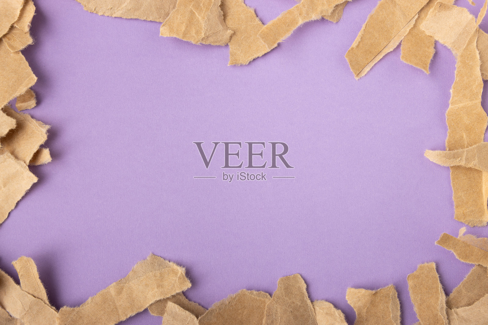 紫色表面背景上的撕裂工艺纸框架照片摄影图片