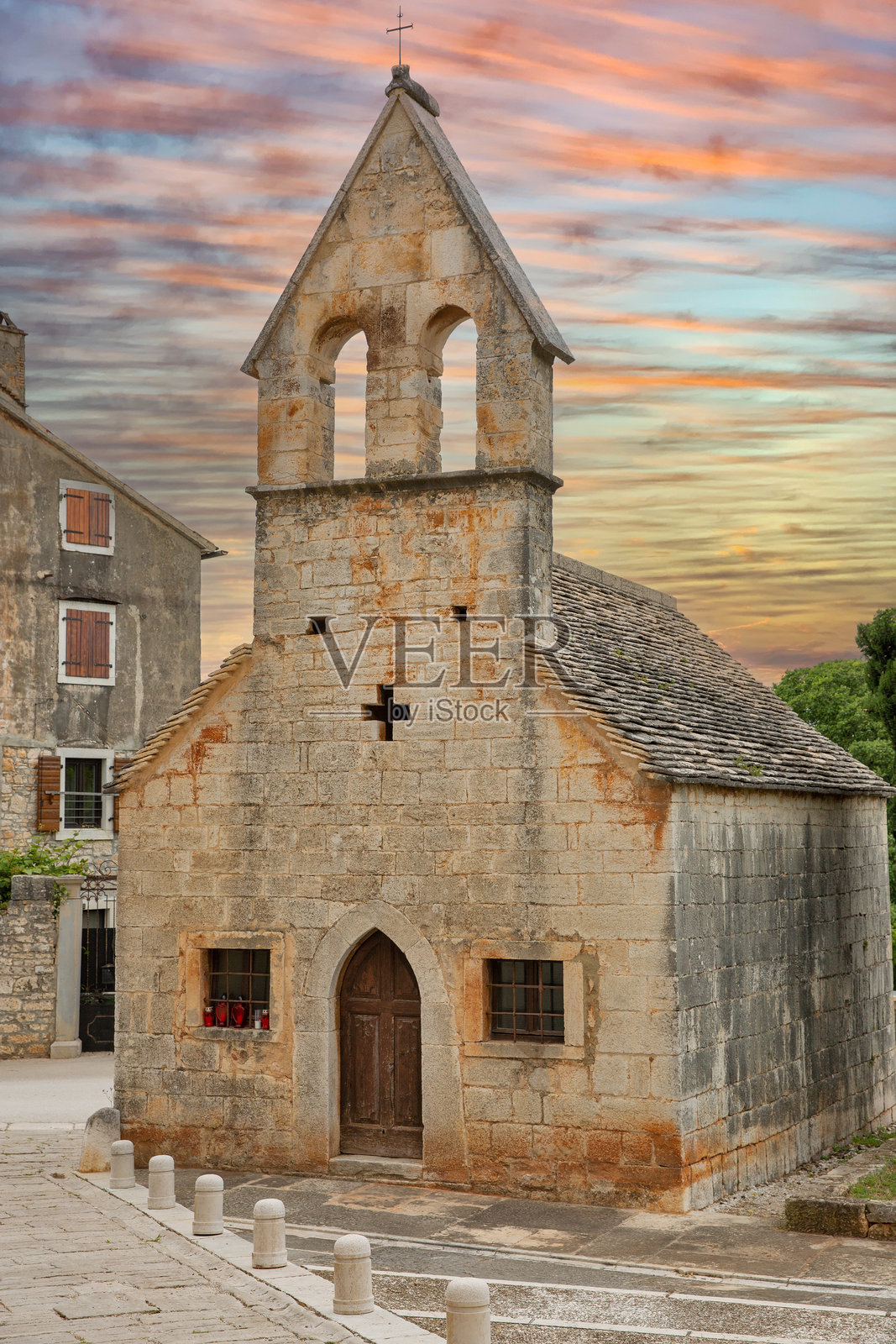 克罗地亚维什尼扬的日落石教堂。照片摄影图片