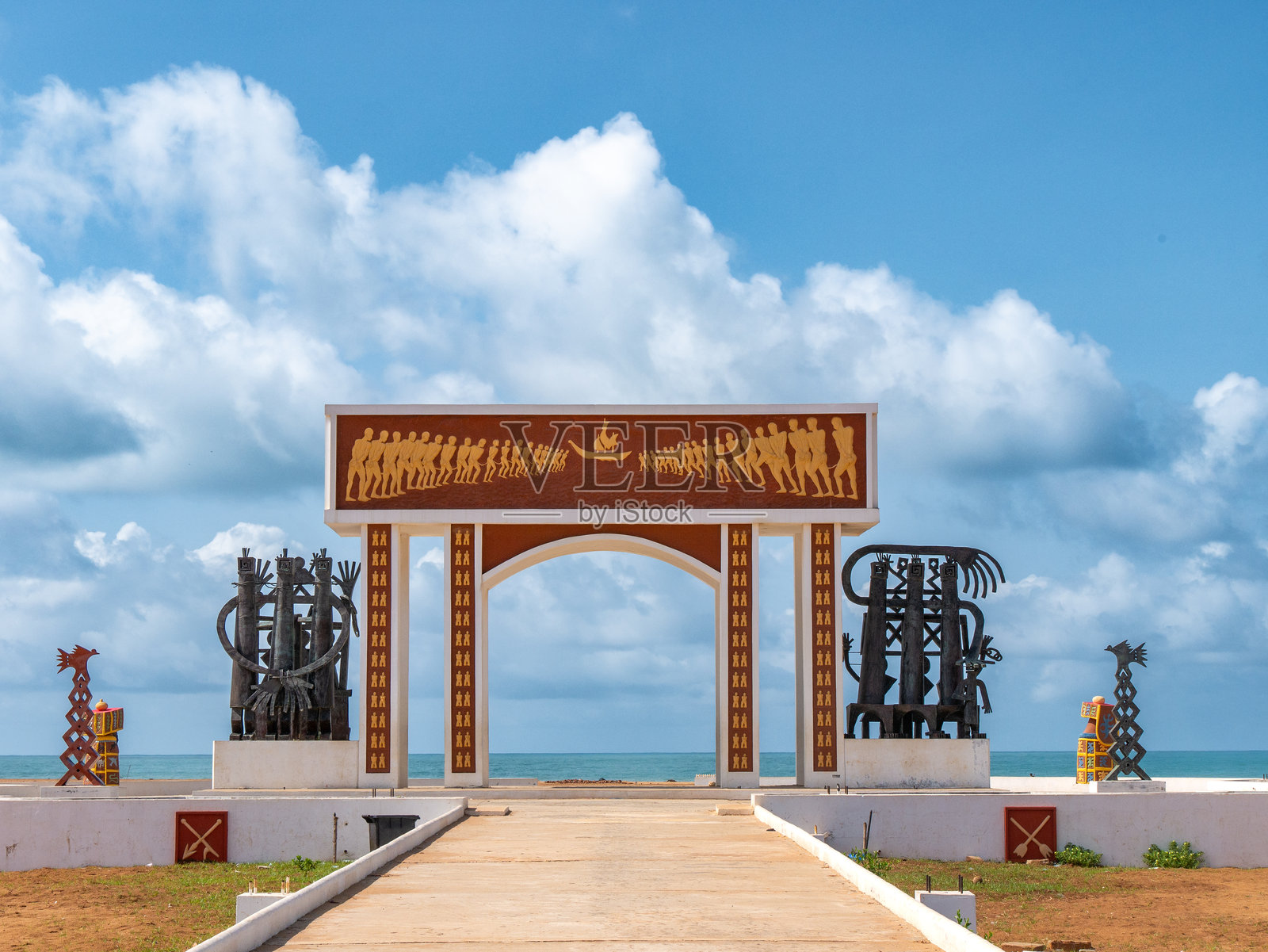 贝宁乌伊达的无归之门，位于大西洋沿岸的一个阳光明媚的下午。照片摄影图片