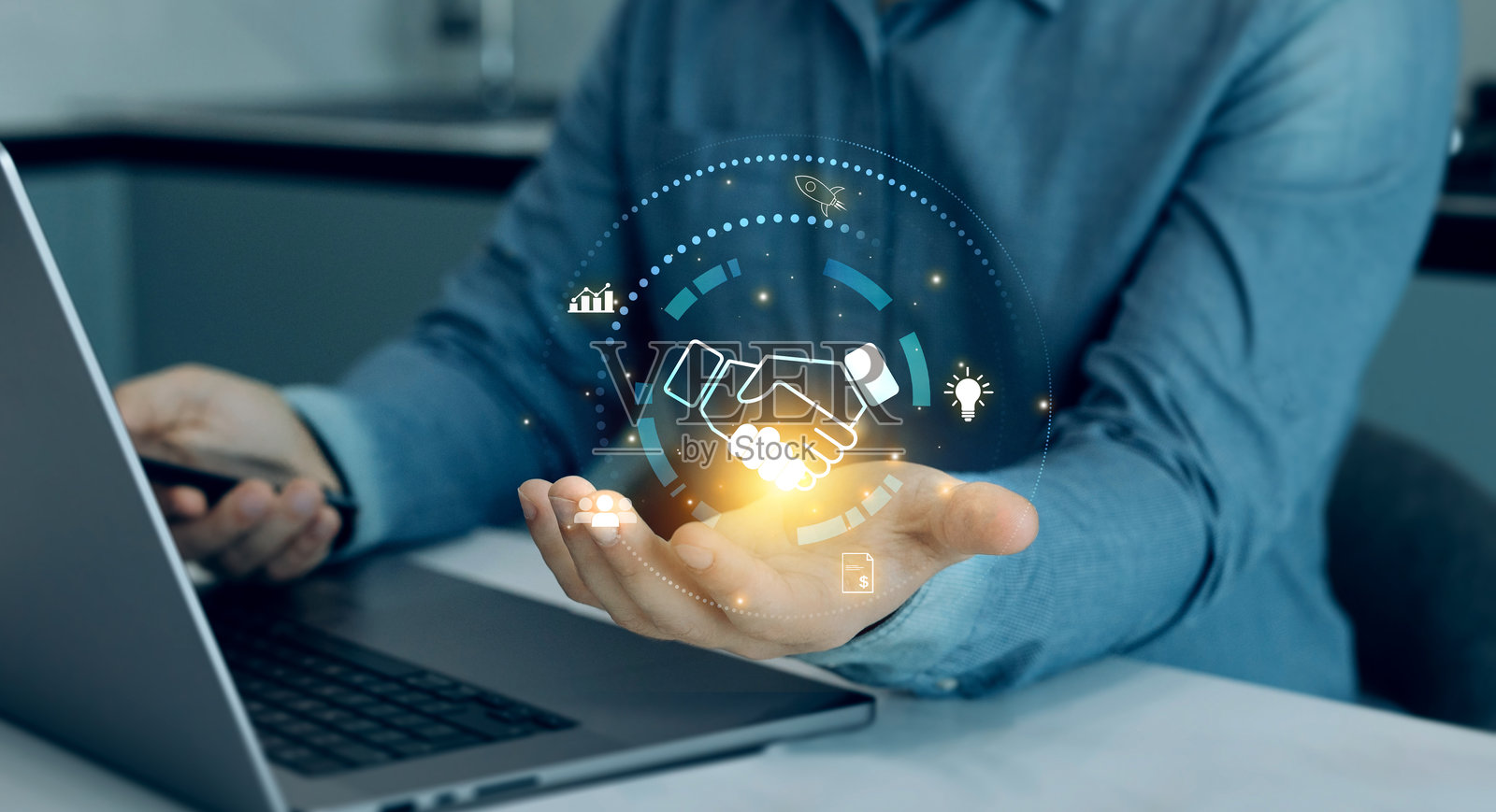 商业伙伴的握手。值得信赖的合作与信任的伙伴。合作关系与商业交易概念。商业关系与金融投资中的信任。照片摄影图片