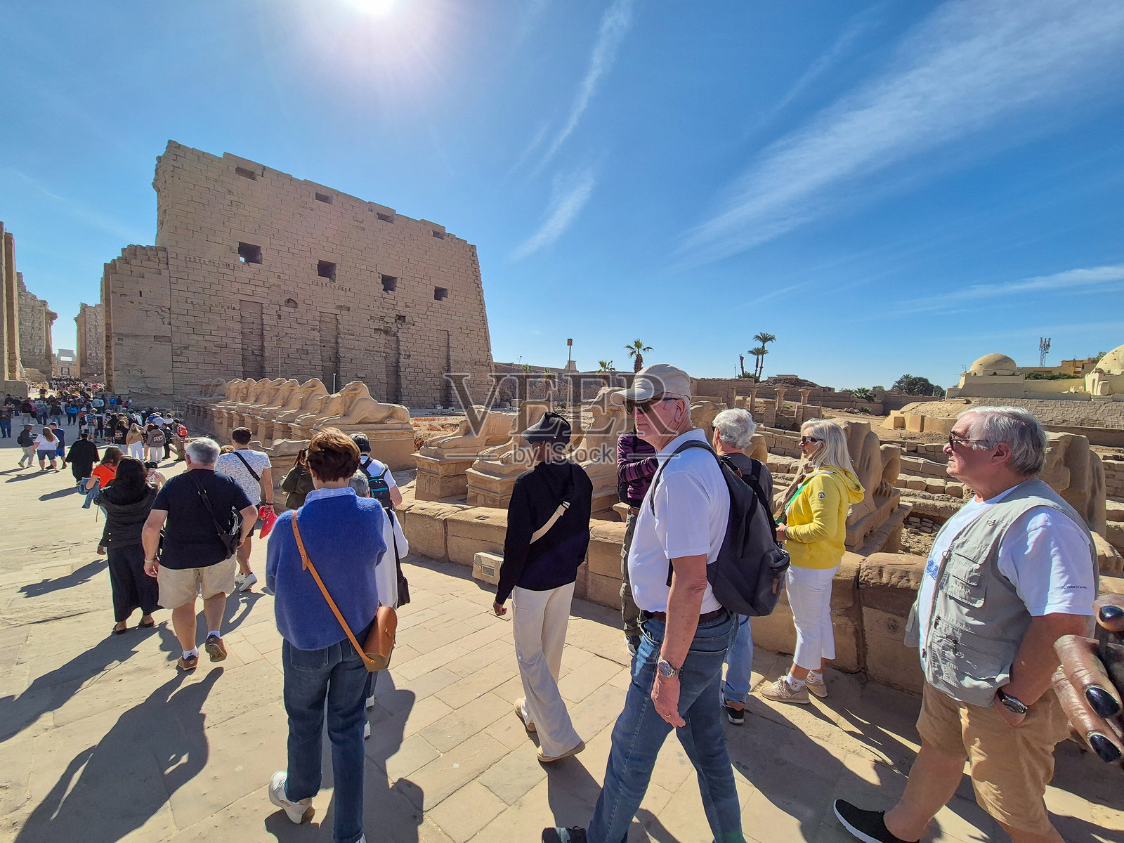 游客在卢克索市的卡尔纳克神庙考古遗址探险。照片摄影图片