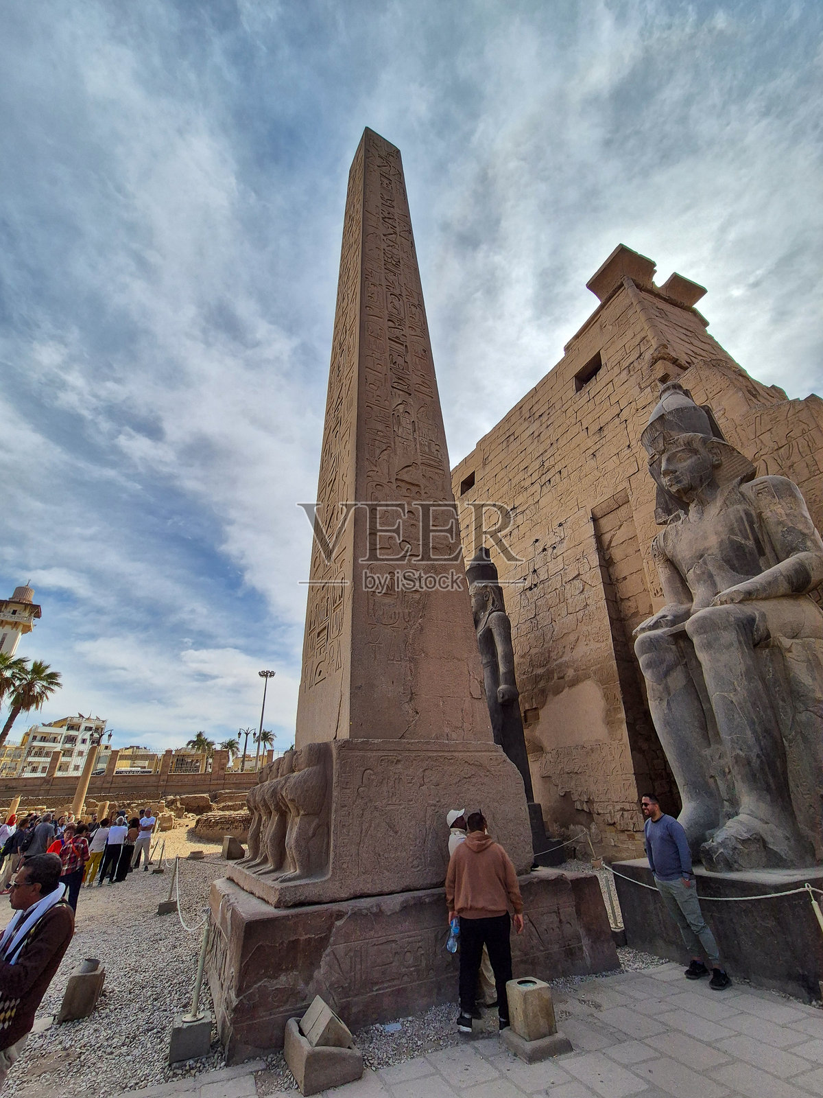 游客在卢克索市的卢克索神庙考古遗址探险。照片摄影图片