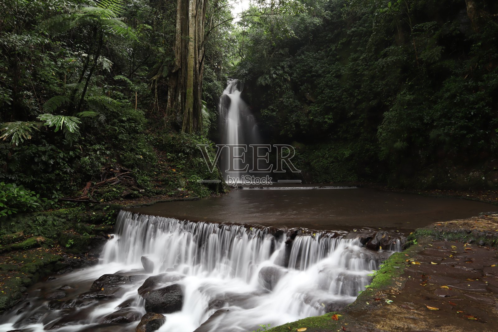 山中瀑布和河流的照片照片摄影图片