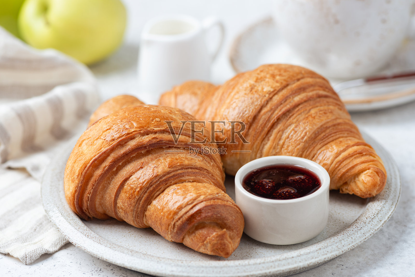盘子上的可颂面包和果酱照片摄影图片
