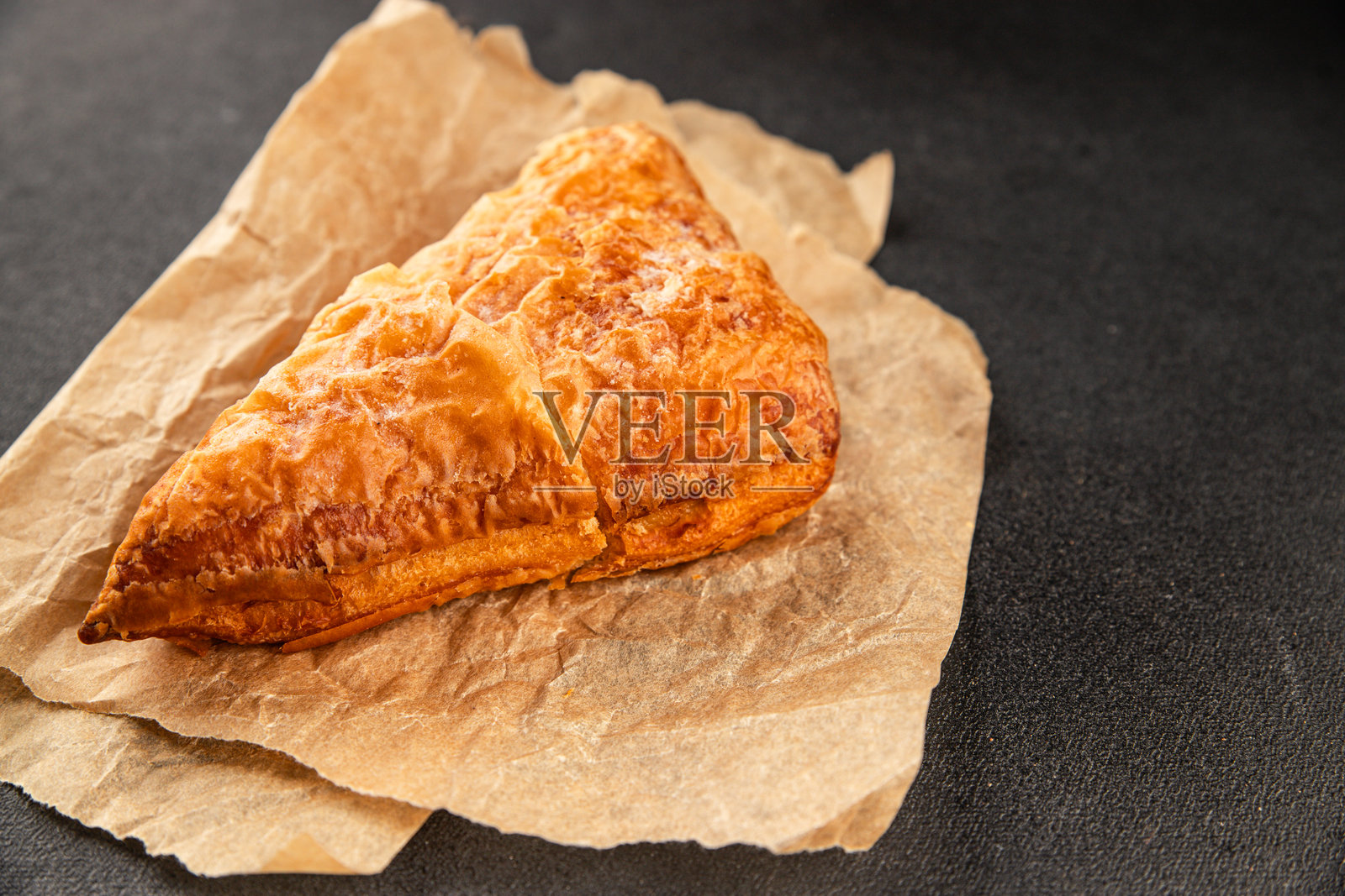 三角蛋糕杏仁泡芙甜点新鲜美味的美食背景，桌面上的乡村风格美食俯视图，留白空间照片摄影图片