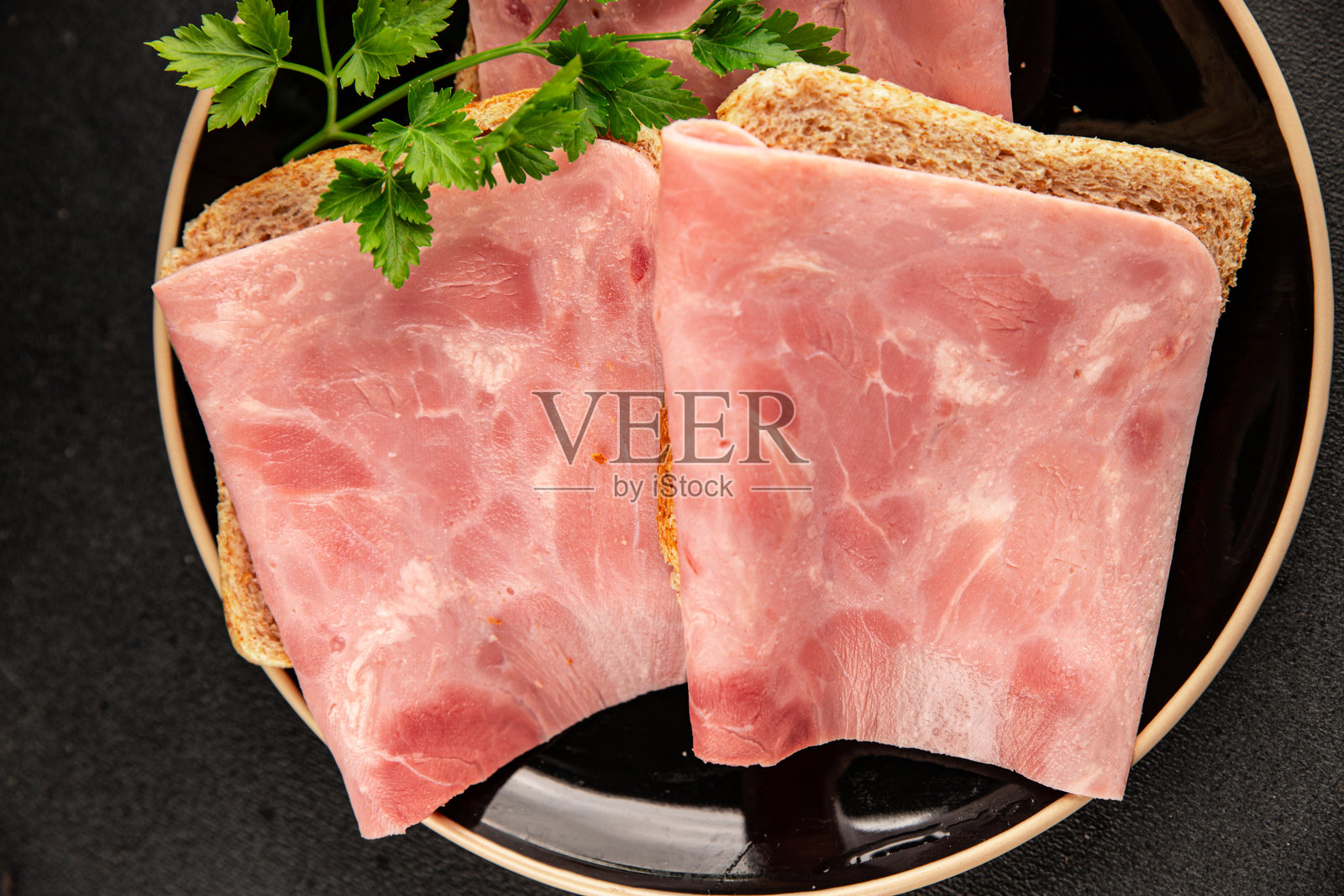 新鲜美味的火腿片肉类罐头猪肉美食背景， rustic 风格的桌面俯视图，留白空间。照片摄影图片