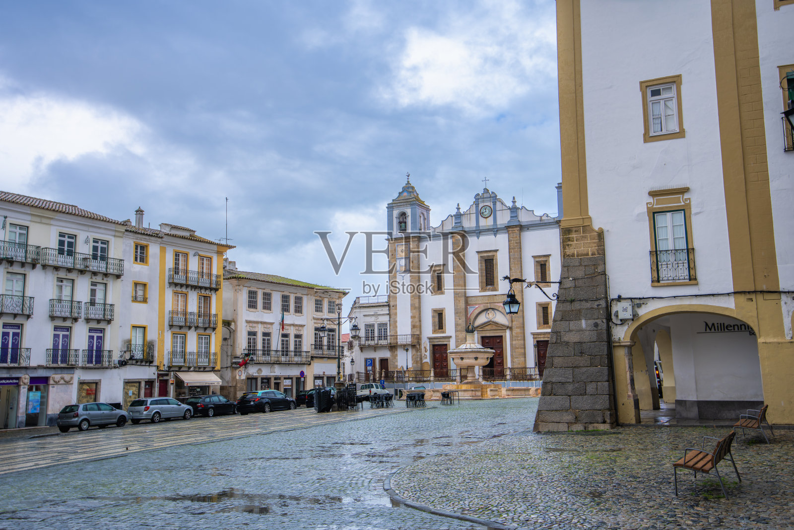 葡萄牙埃武拉主广场的历史城市风貌。照片摄影图片