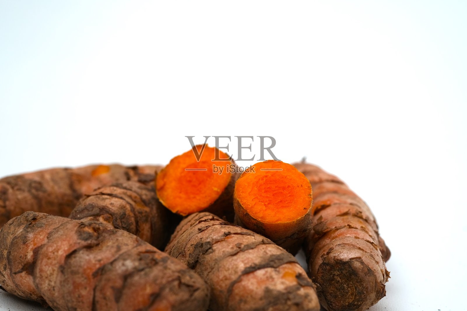 姜黄图片，孤立背景上的姜黄切片照片摄影图片