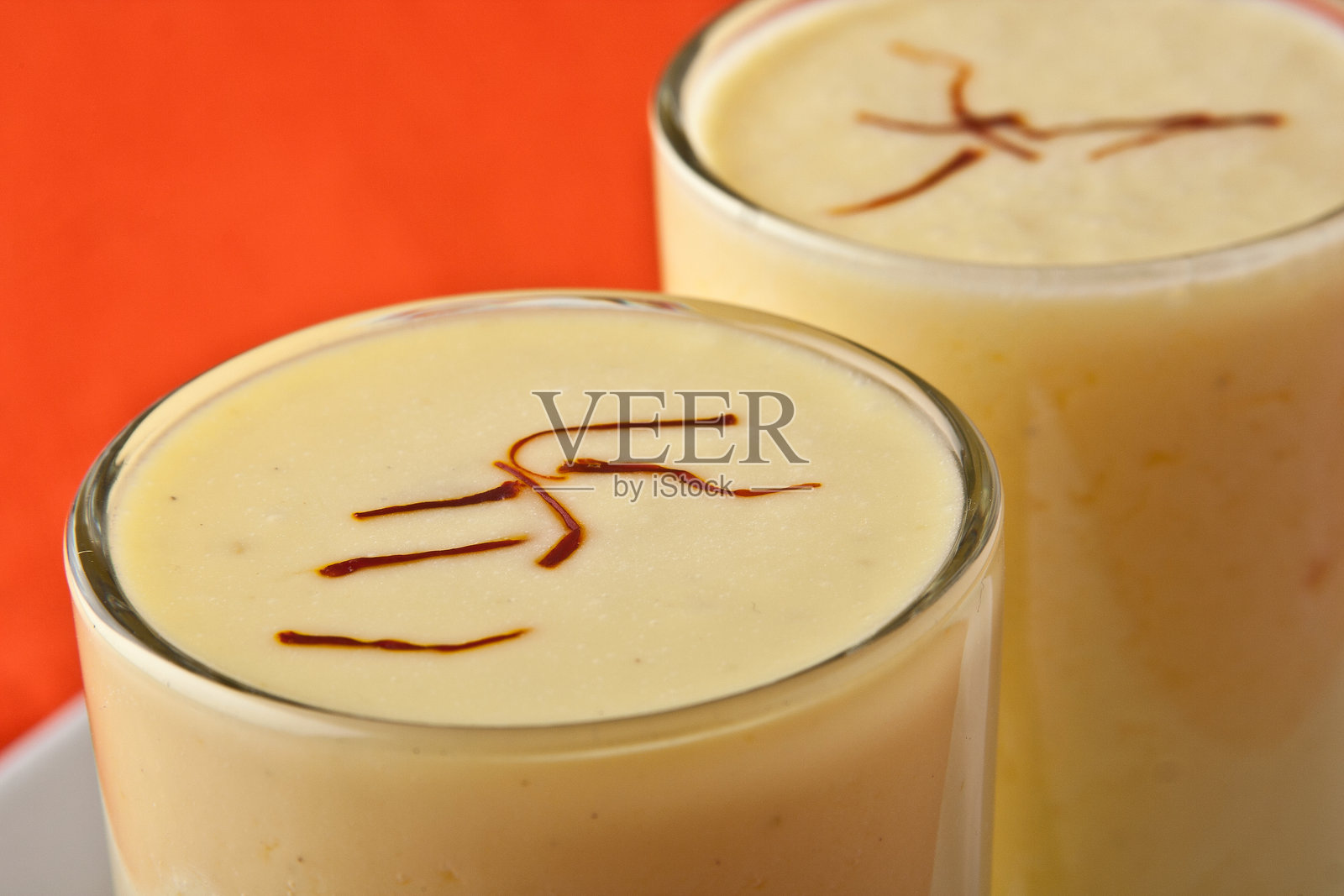 印度古吉拉特邦瓦多达拉 - 2015年1月13日：藏红花拉西（Kesar Lassi），一种印度饮品。照片摄影图片