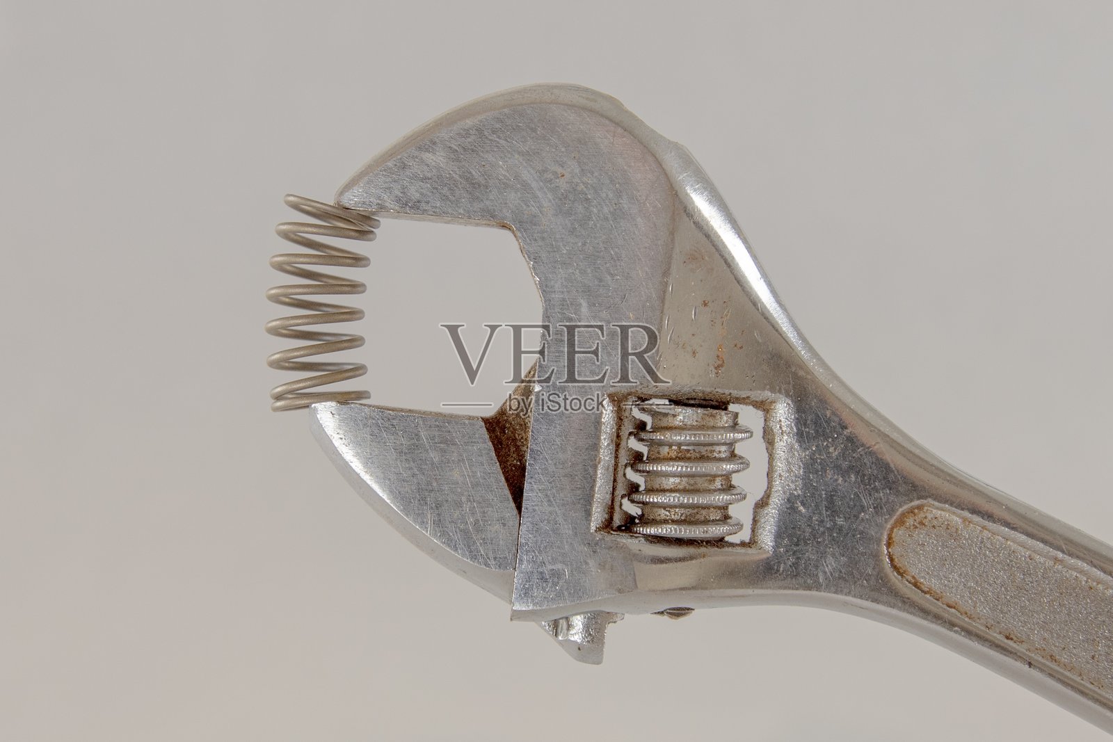 扳手试图压缩弹簧照片摄影图片