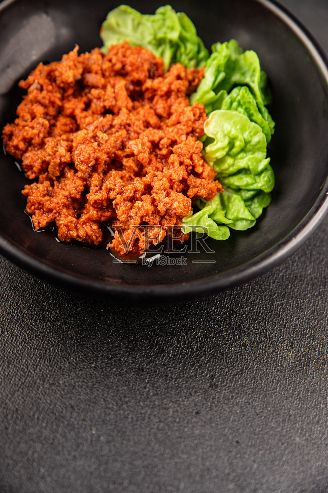 金枪鱼番茄酱罐头鱼海鲜新鲜美味的美食背景，桌面上乡村风格的食物俯视图，留白适合生酮和古饮食，素食主义者饮食，海鲜饮食。照片摄影图片