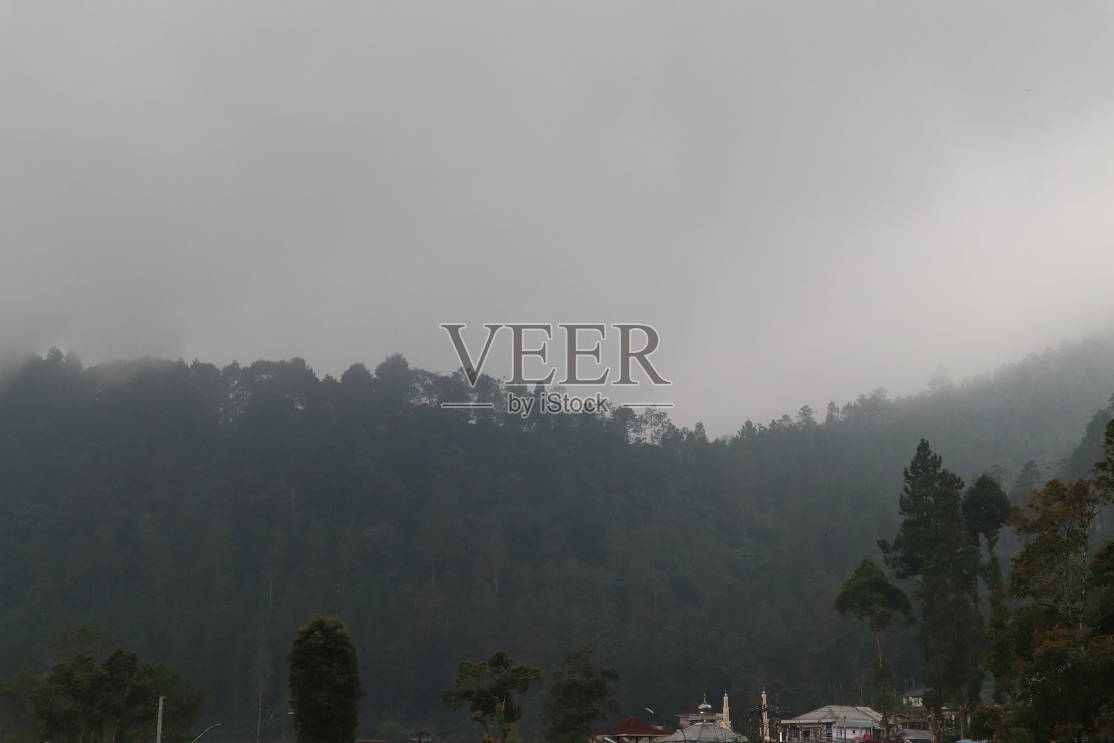 山脉风景，厚厚的云层和雾气环绕。照片摄影图片