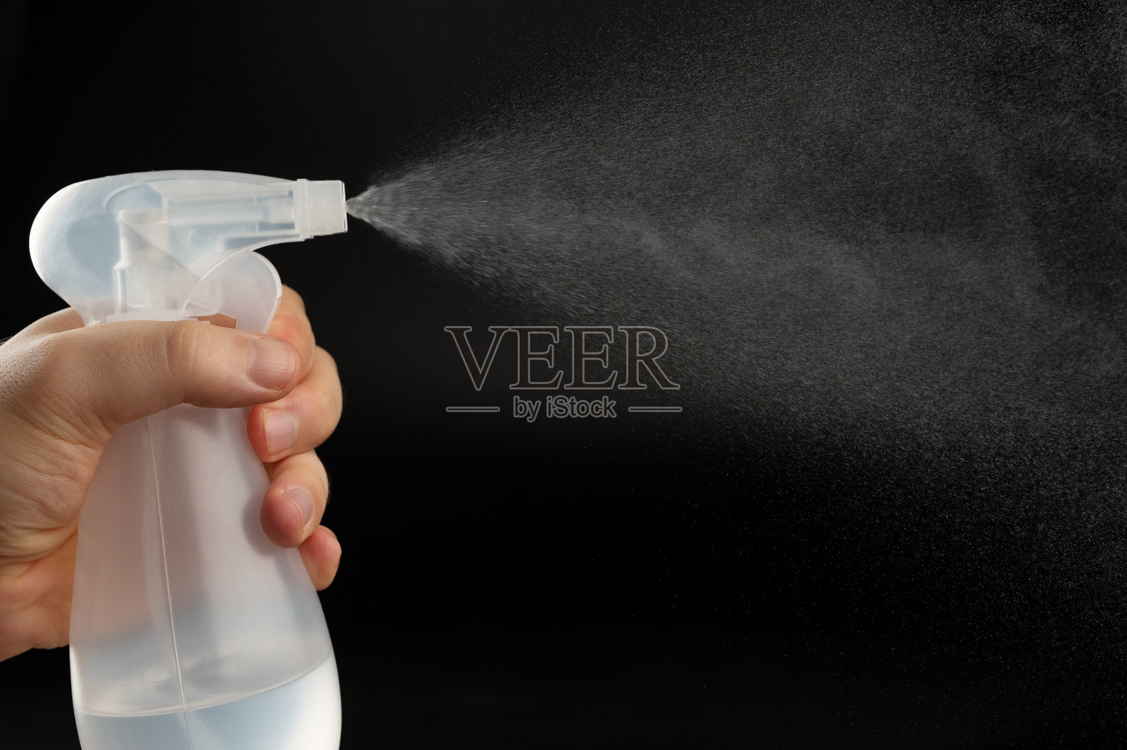 水在压力下喷出照片摄影图片