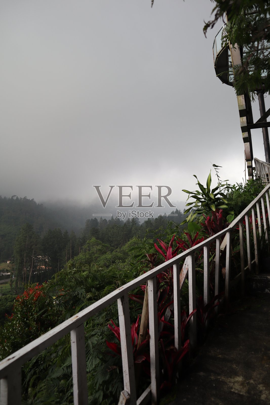 山脉风景，厚厚的云层和雾气环绕。照片摄影图片