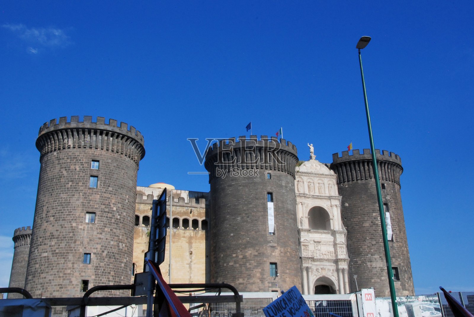 意大利那不勒斯的中世纪城堡马斯基奥·安乔伊诺（Maschio Angioino）或卡斯特尔努沃（Castelnuovo）的景观，2025年7月5日。照片摄影图片