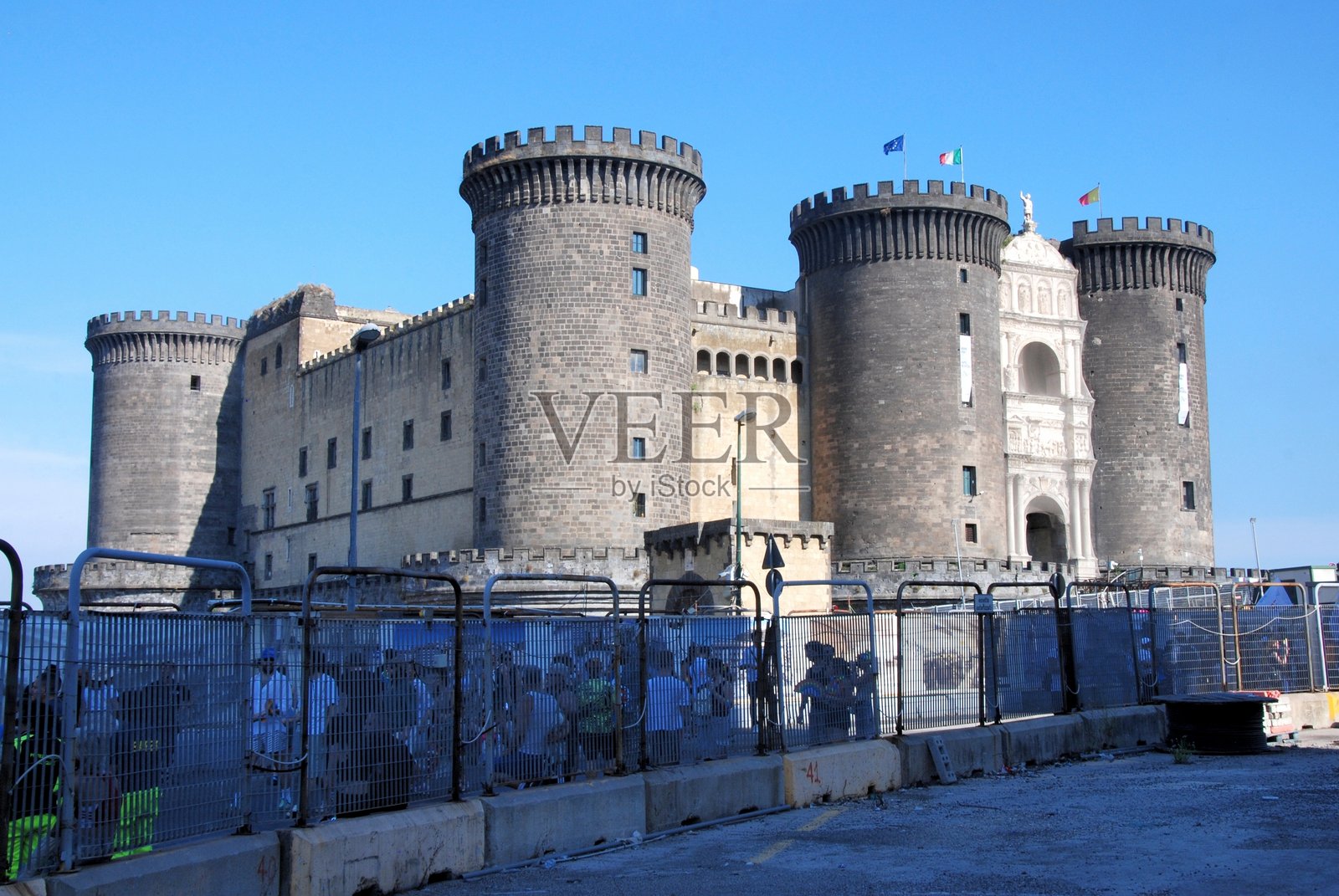 意大利那不勒斯的中世纪城堡马斯基奥·安乔伊诺或卡斯特尔努沃的景观，2025年7月5日。照片摄影图片