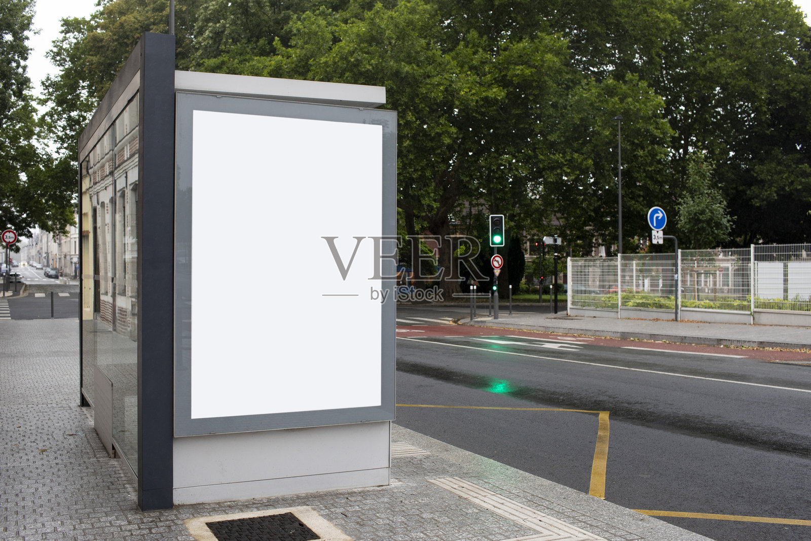 城市街道上的公交站和广告展示，留有空白空间照片摄影图片